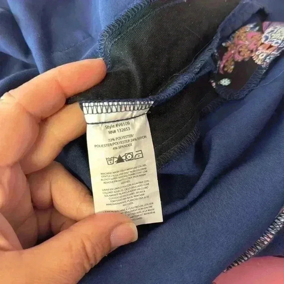 Vera Bradley Medical Scrub Top.  Women’s size small.  Navy blue. Good condition. - Picture 5 of 6